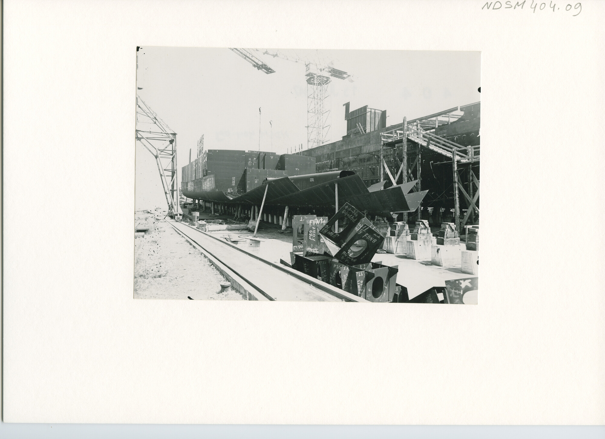 S.5444(1716); Foto van het vracht-passagiersschip ms. Kaloekoe in aanbouw bij de NDSM; foto