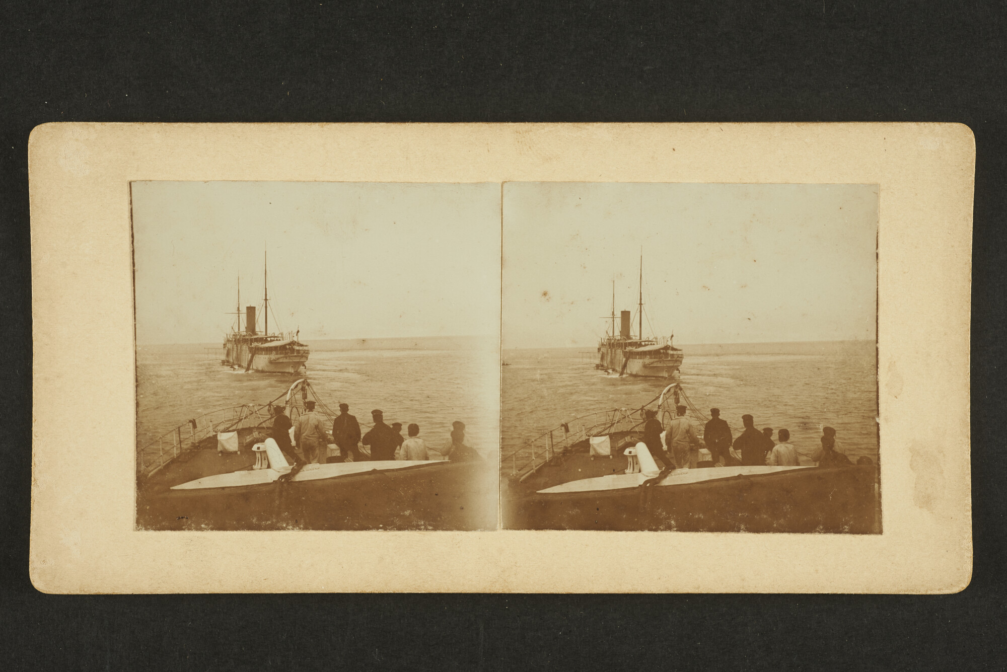 RS.0713(25); Het toeristenschip "Ile de France" wordt gesleept door Hr.Ms. Friesland; foto