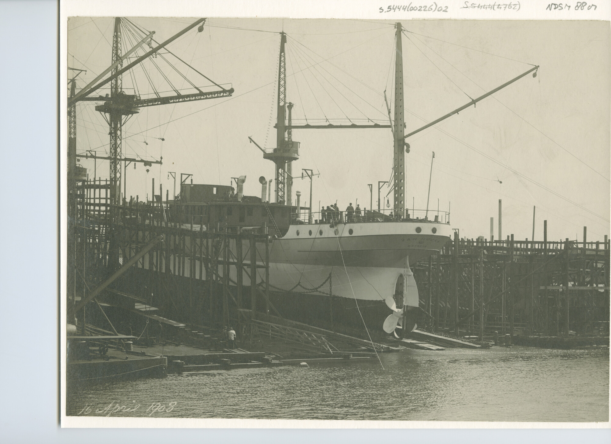 S.5444(0226)2; Foto van de tewaterlating van het vracht- en passagiersschip ss. Van Hoorn; foto