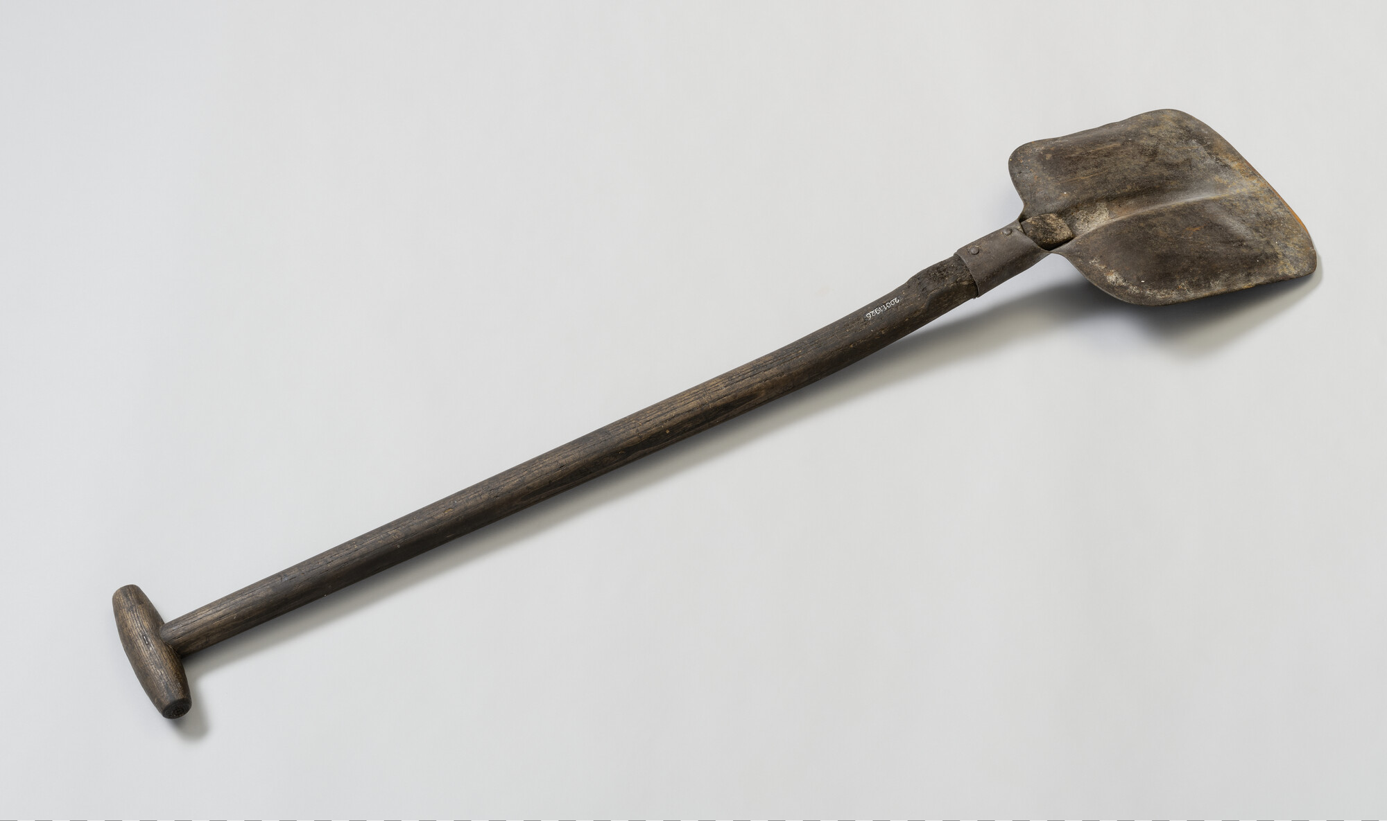 2001.1926; Houten schep met T-vormig handvat; schep
