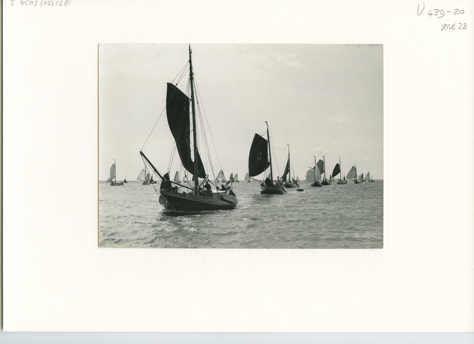 S.6507(02)1281.01; Zwart-wit foto van de reünie van ronde en platbodemjachten te Hellevoetsluis; foto
