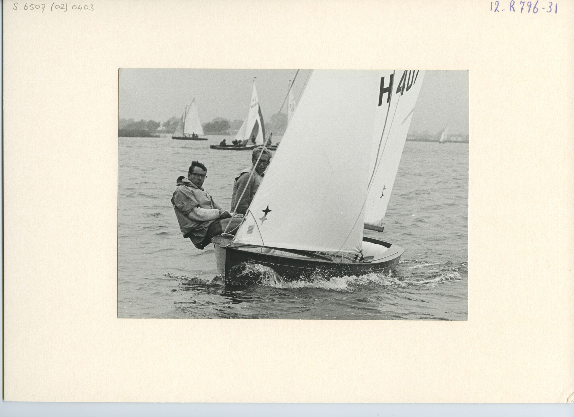 S.6507(02)0403.05; Zwart-wit foto van het Europees Kampioenschap Flying Junior 1964 op de Loosdrechtse Plassen; foto