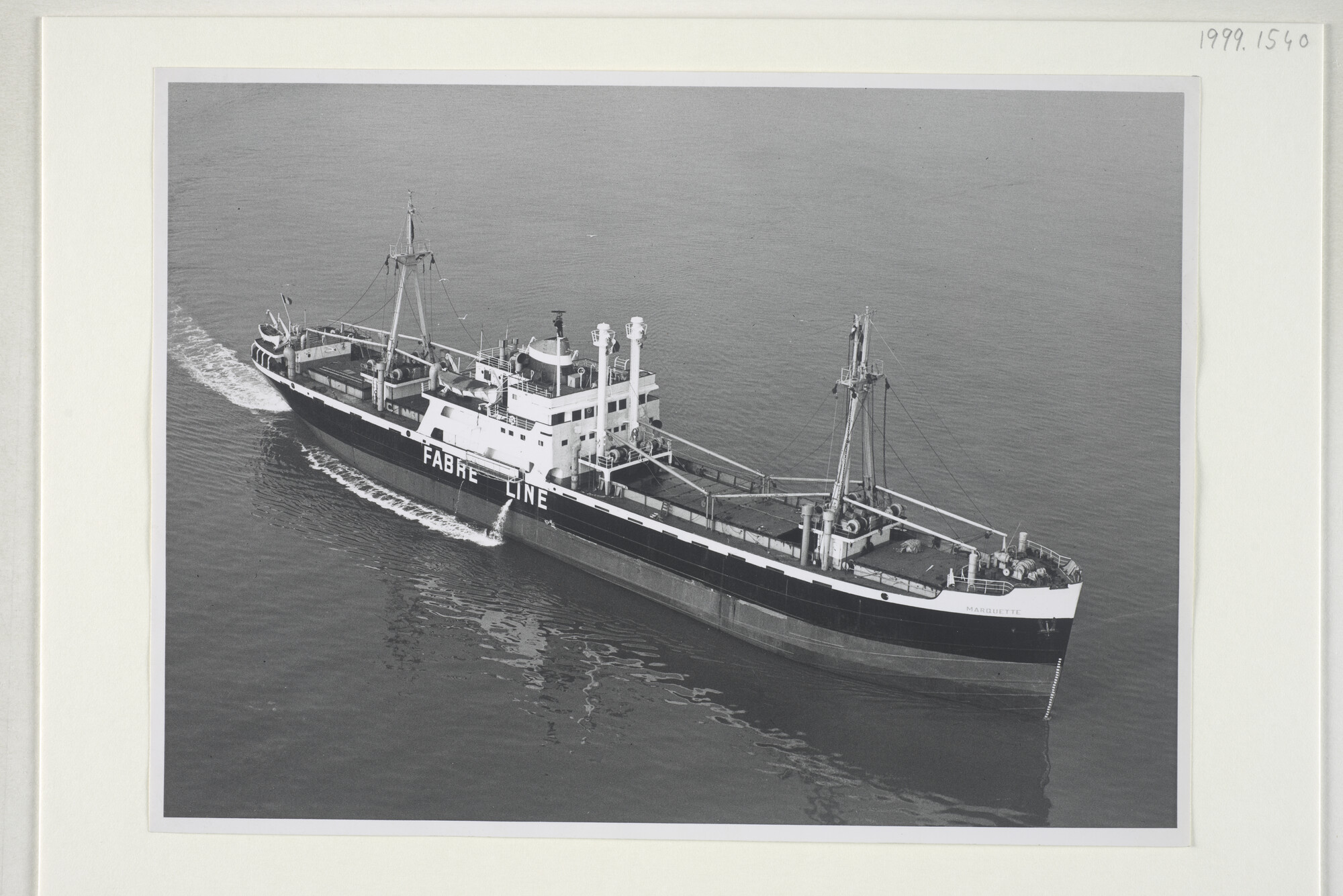1999.1540; Luchtfoto van het Franse (Laker) vrachtschip ms. 'Marquette' van de Cyprien Fabre Fraissinet uit Marseille gezien op zee tijdens de proefvaart, april 1953; foto