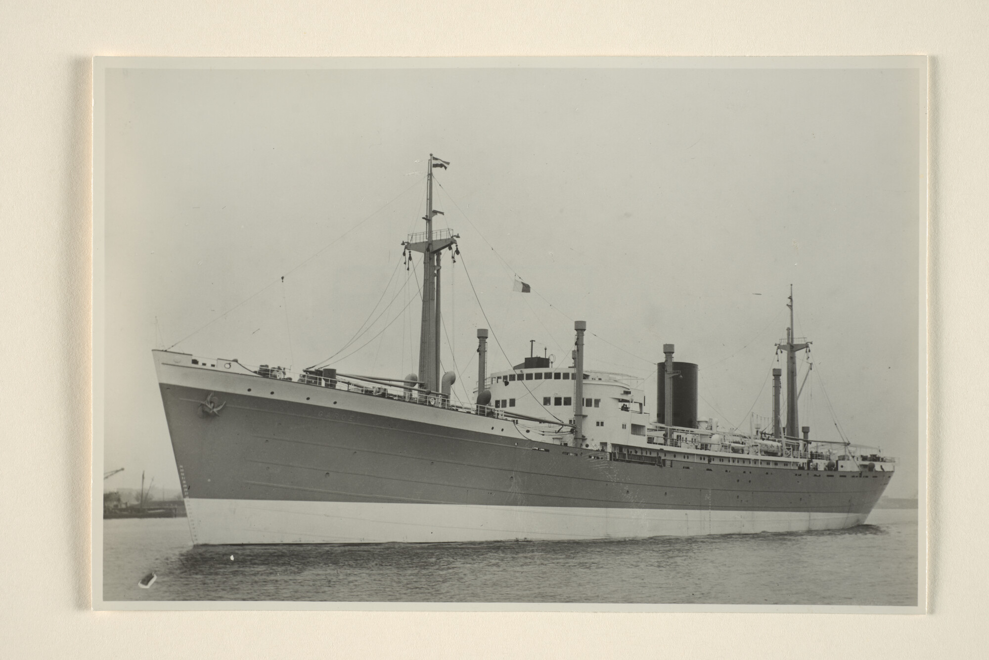 1995.5186; Het vrachtschip ms. Garoet van de Koninklijke Rotterdamsche Lloyd vertrekt uit Rotterdam; foto