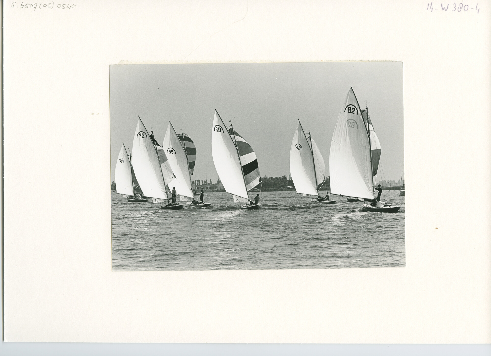 S.6507(02)0540.02; Zwart-wit foto van de Holland-Friesland een wedstrijd in de Regenboogklasse tijdens de Kaagweek 1968; foto