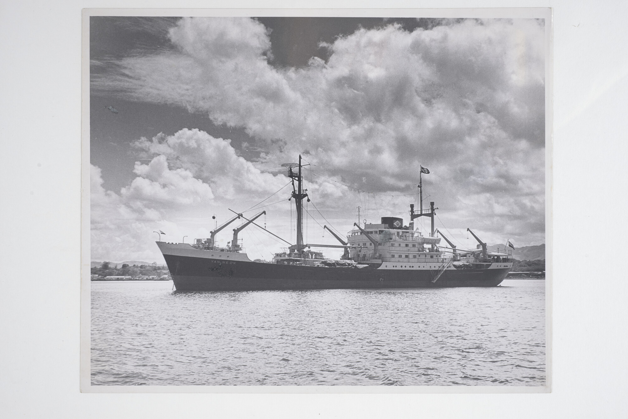 2014.0432; Zwart-wit foto van ms. Van Neck voor anker voor een kust; foto