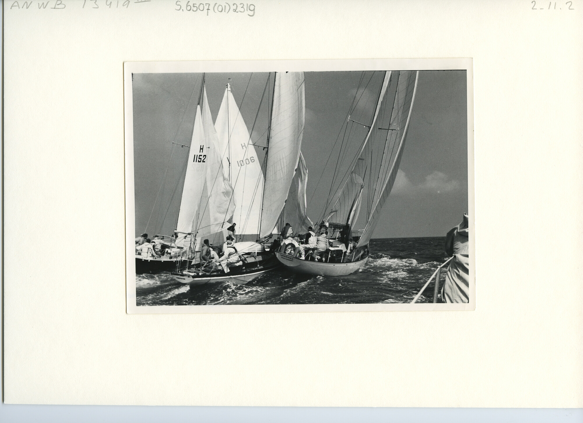 S.6507(01)2319; Drie R.O.R.C.(Nederland) jachten, H 1152, Fortuyn en Zwerver (1038) op volle zee in een benarde positie. H 1006 op tegengestelde koers.; foto