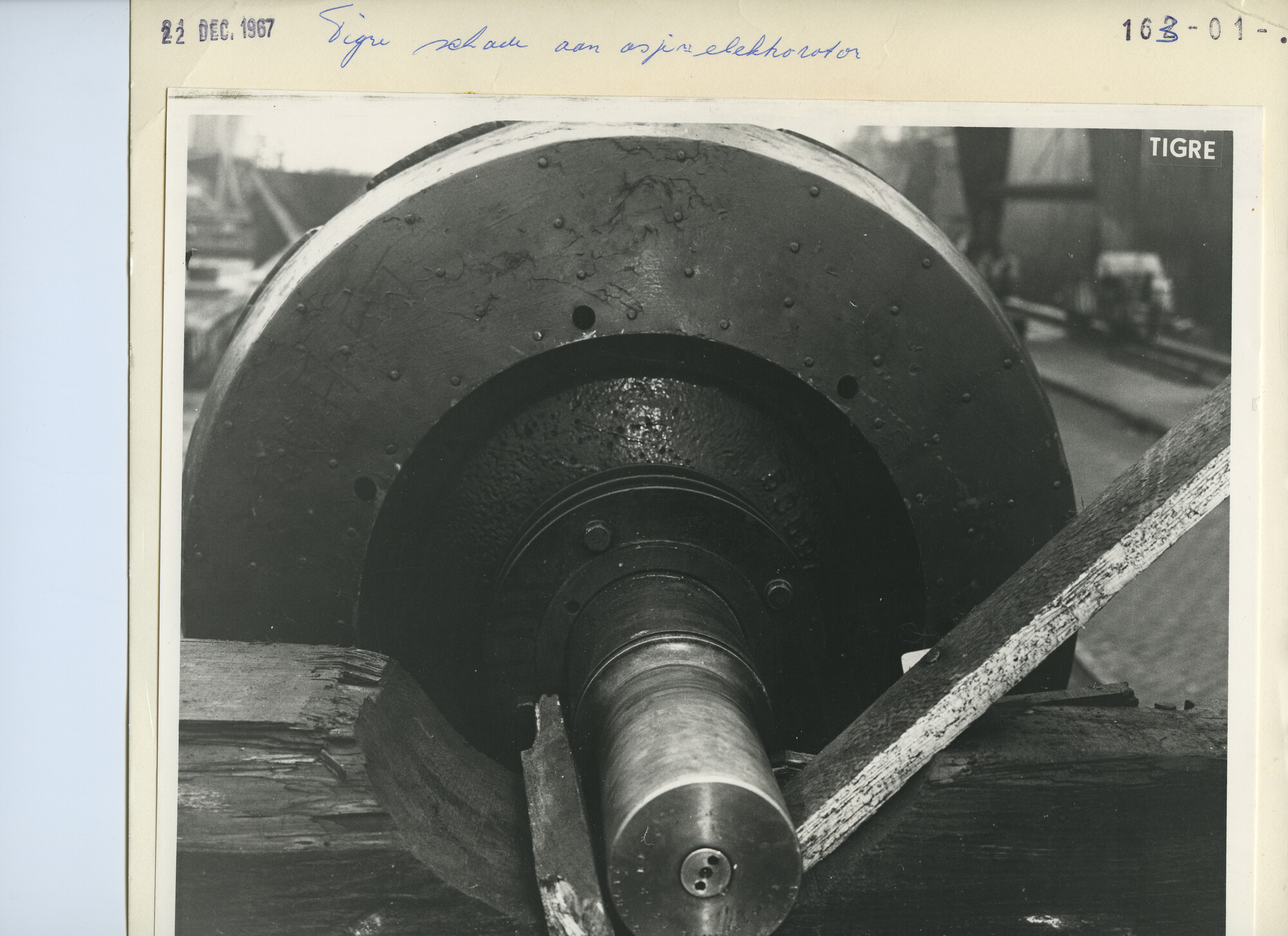S.5444(4835)01; Foto van schade aan een electromotor of generator van de Tigre; foto