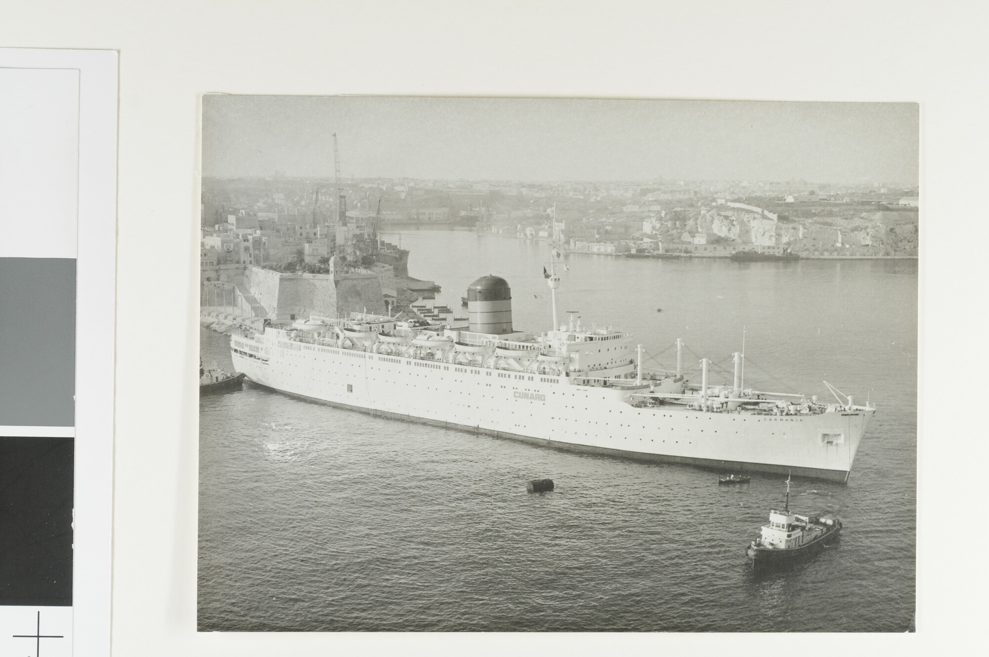 S.6408(1111); Het Britse passagiersschip ms. Carmania van de Cunard Line wordt afgemeerd [...]; foto