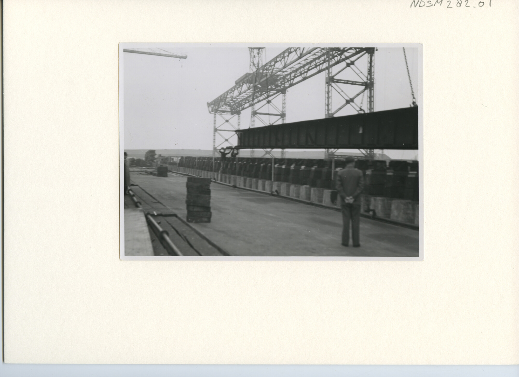 S.5444(1585); Foto van de kiellegging van het vracht-passagiersschip ms. Tjikini; foto
