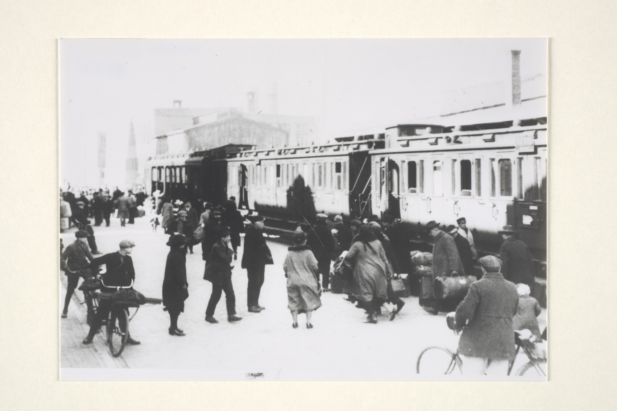 1997.1098; Reproductiefoto's van het verblijf van emigranten in het Lloyd-Hotel te Amsterdam (loods Rietlanden), 1923; fotoreportage