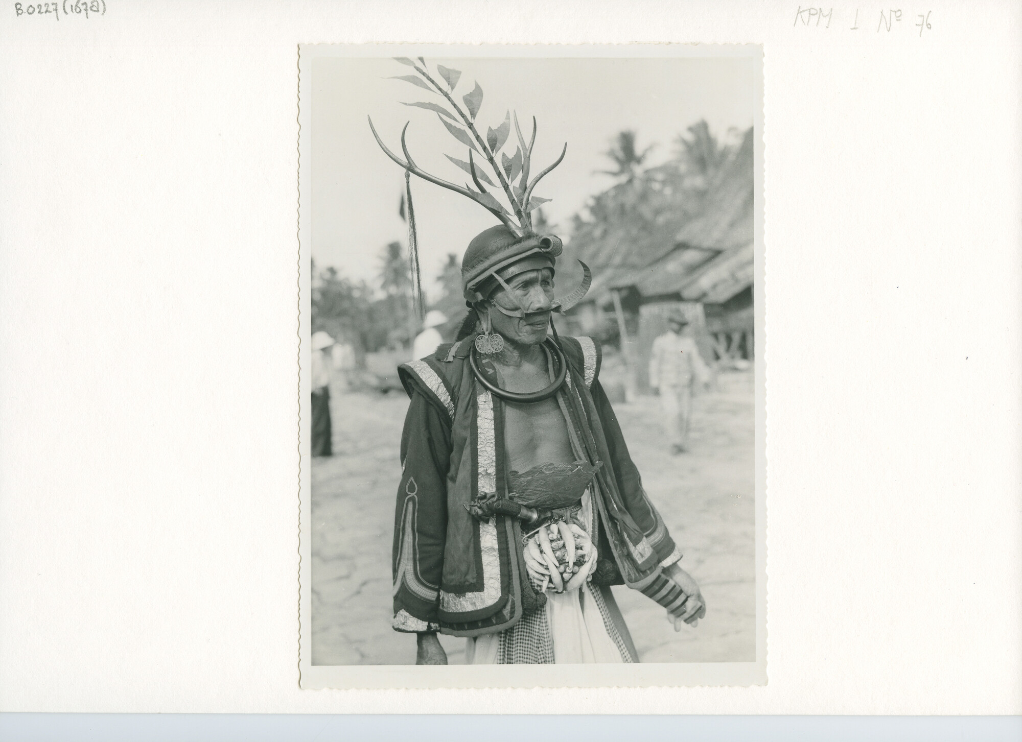 B.0227(1678); Foto van chief van Orahili in oorlogstenue (Nias); foto