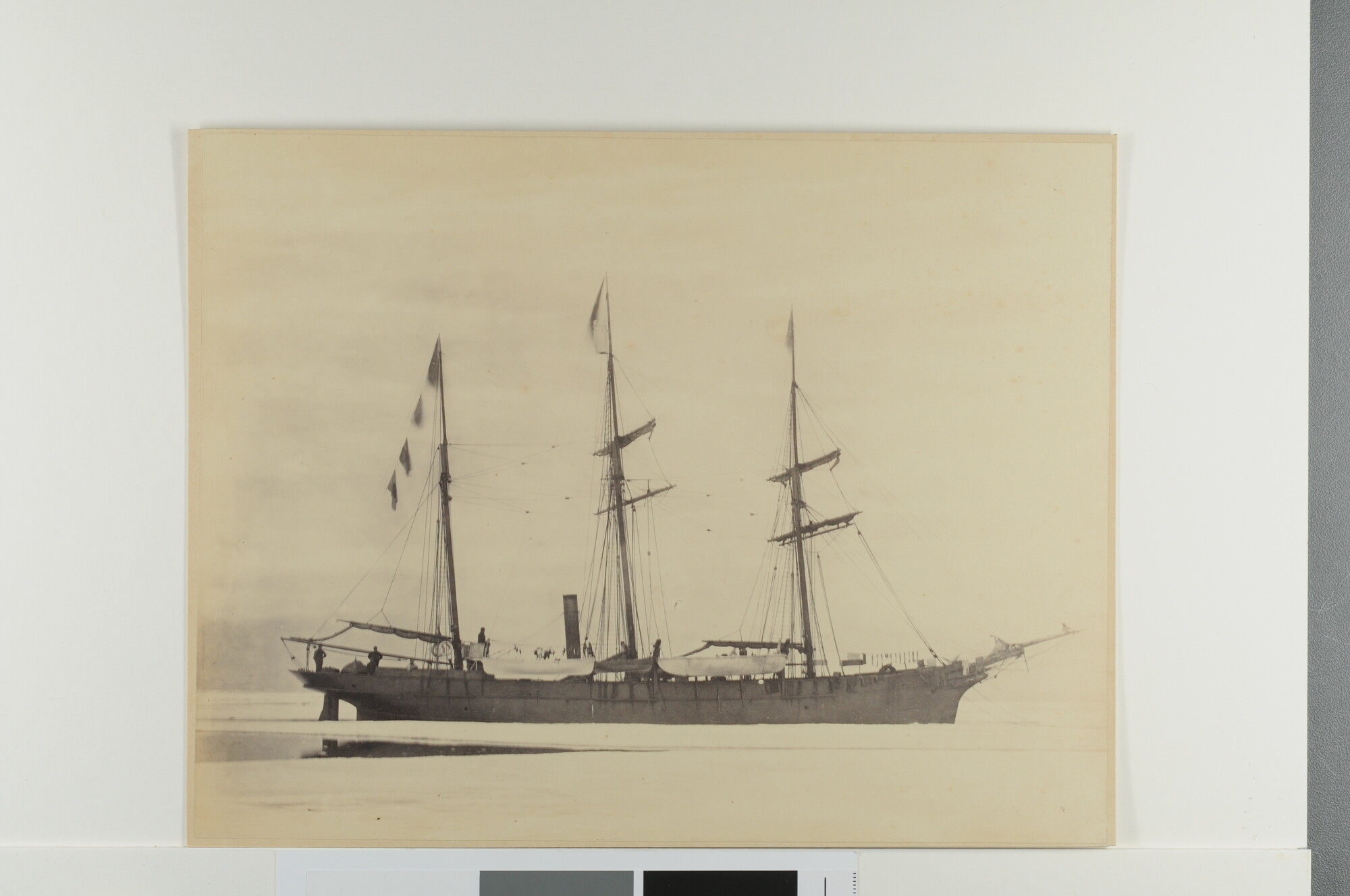 S.2956(04)27; Pandora beset in Melville bay - from Flat Floe; foto
