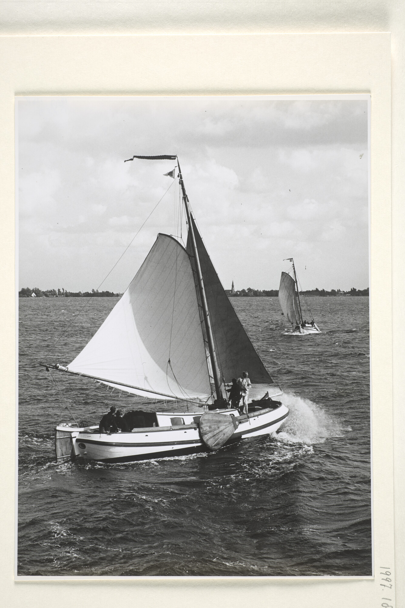 1997.1808; De tjalk 'Vrouwe Cornelia' zeilende met ruime wind; foto