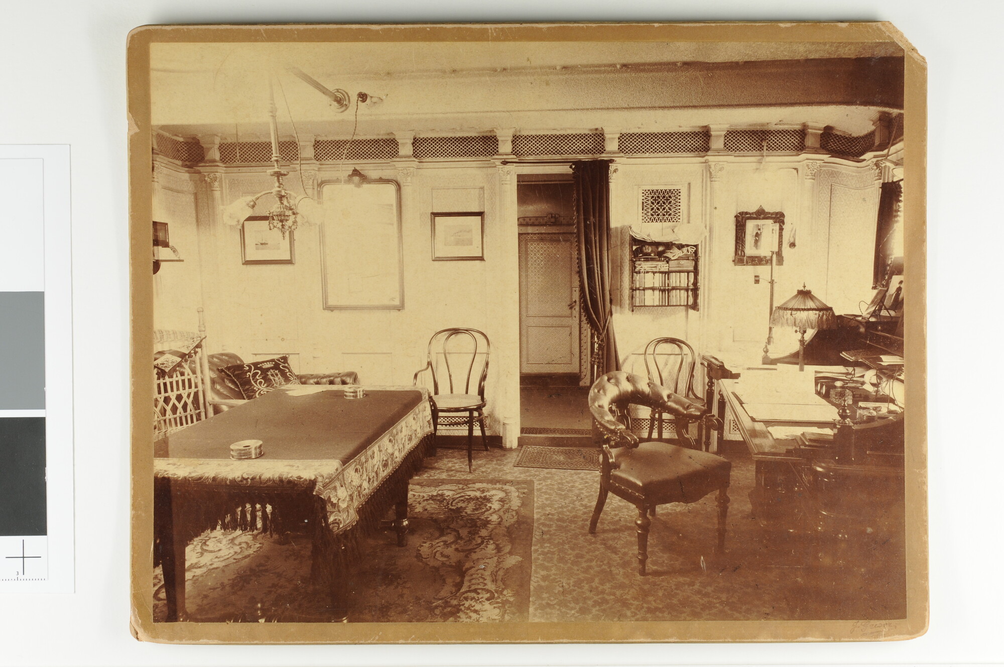 S.0638(99); Interieurfoto's van de kapiteinshut aan boord van het pantserschip Hr.Ms. 'Gelderland'; fotoreportage