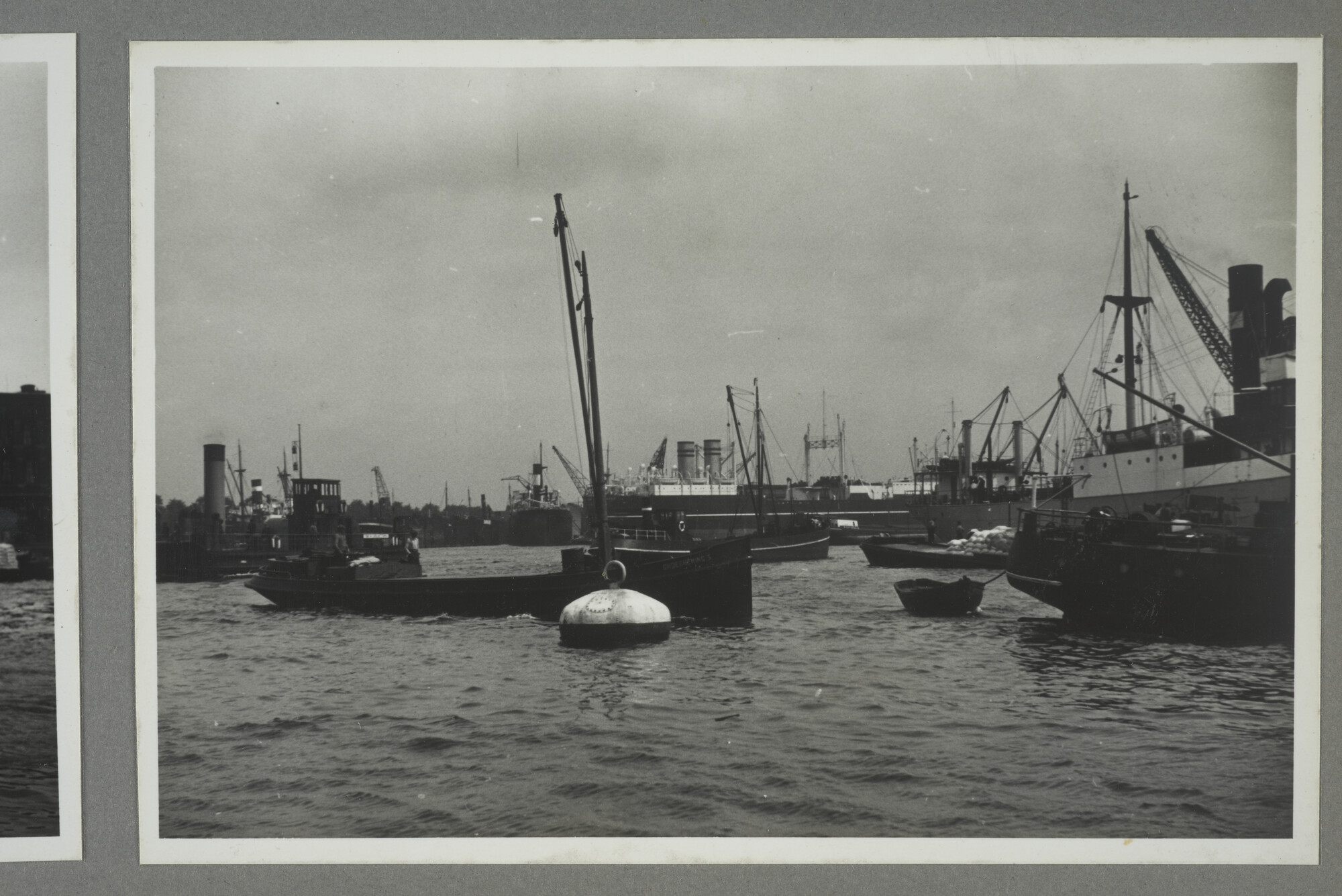 1998.2177; Omslag/ album met een grote hoeveelheid proeffoto's gemaakt door mw. A.M. Wolff-Koller in opdracht van de Gemeente Handelsinrichtingen in Amsterdam; omslag