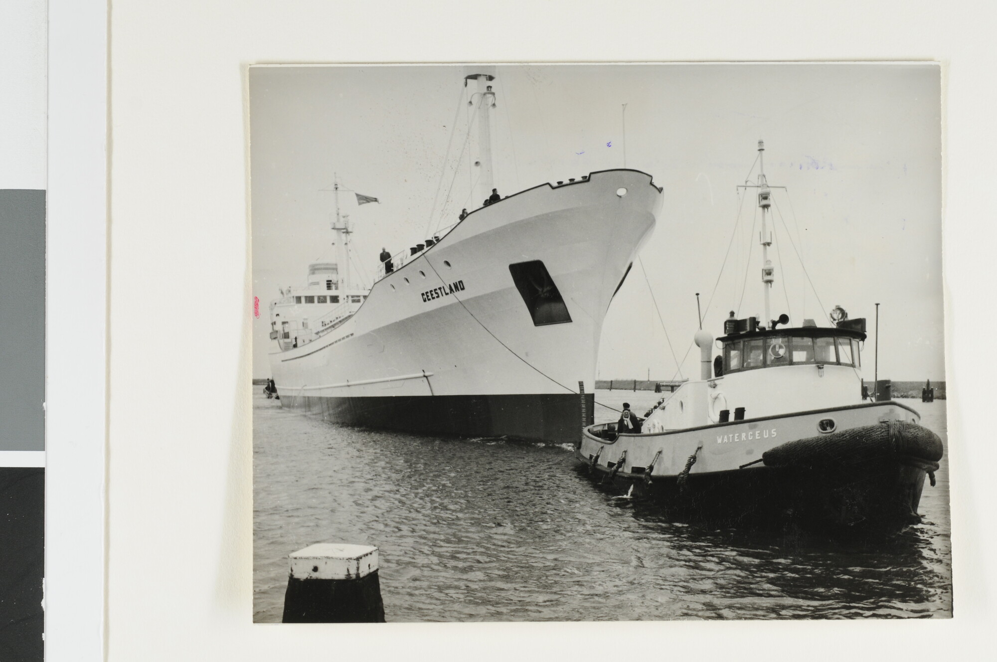 S.6408(1012); 'Bananenschip wacht geduldig op water': Het koelschip ms. 'Geestland' van NV; foto