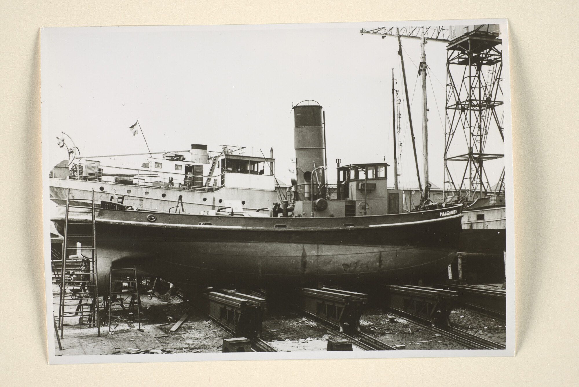 1996.1142; De stoomsleepboot Maashaven ligt voor reparatiewerkzaamheden op een [...]; foto
