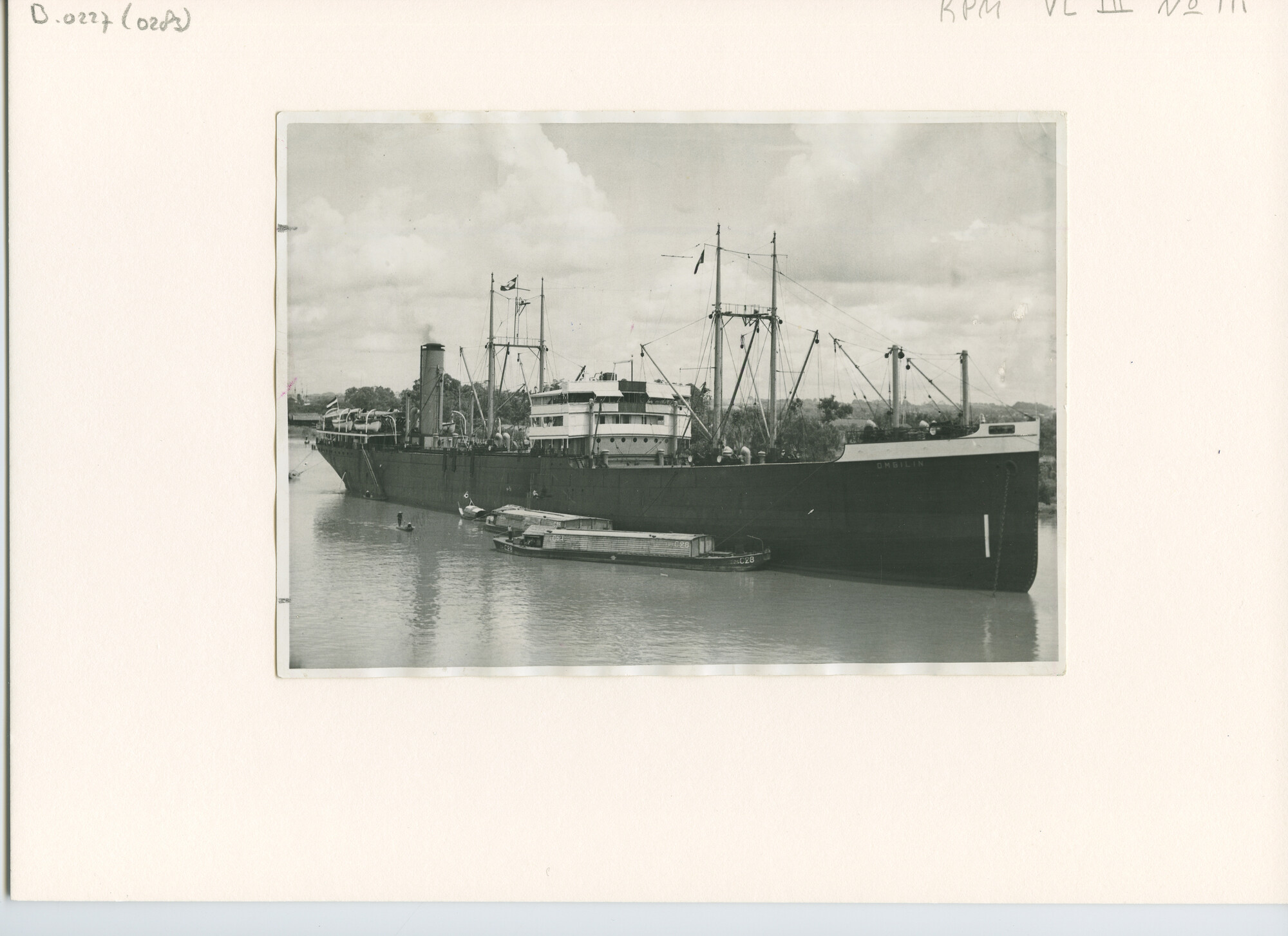 B.0227(0283); Foto van het vrachtschip ss. Ombilin voor anker op een Indische rivier; foto