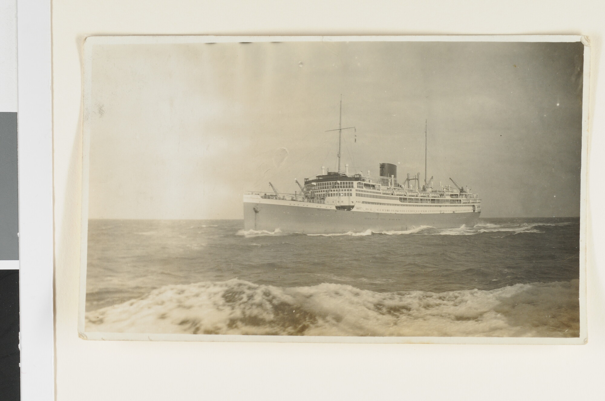 S.7372(08); Het passagiersschip ms. 'Baloeran' gezien op volle zee, omstreeks 1930; foto