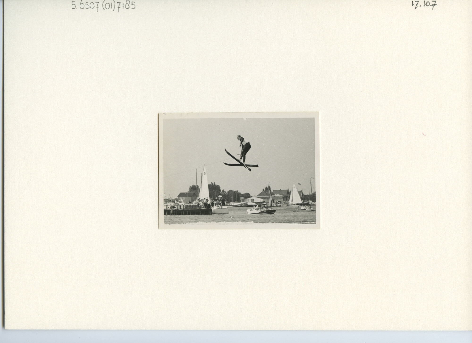 S.6507(01)7185; Foto van Ben Woltring tijdens recordpoging schansspringen (afstand 29.92 meter); foto