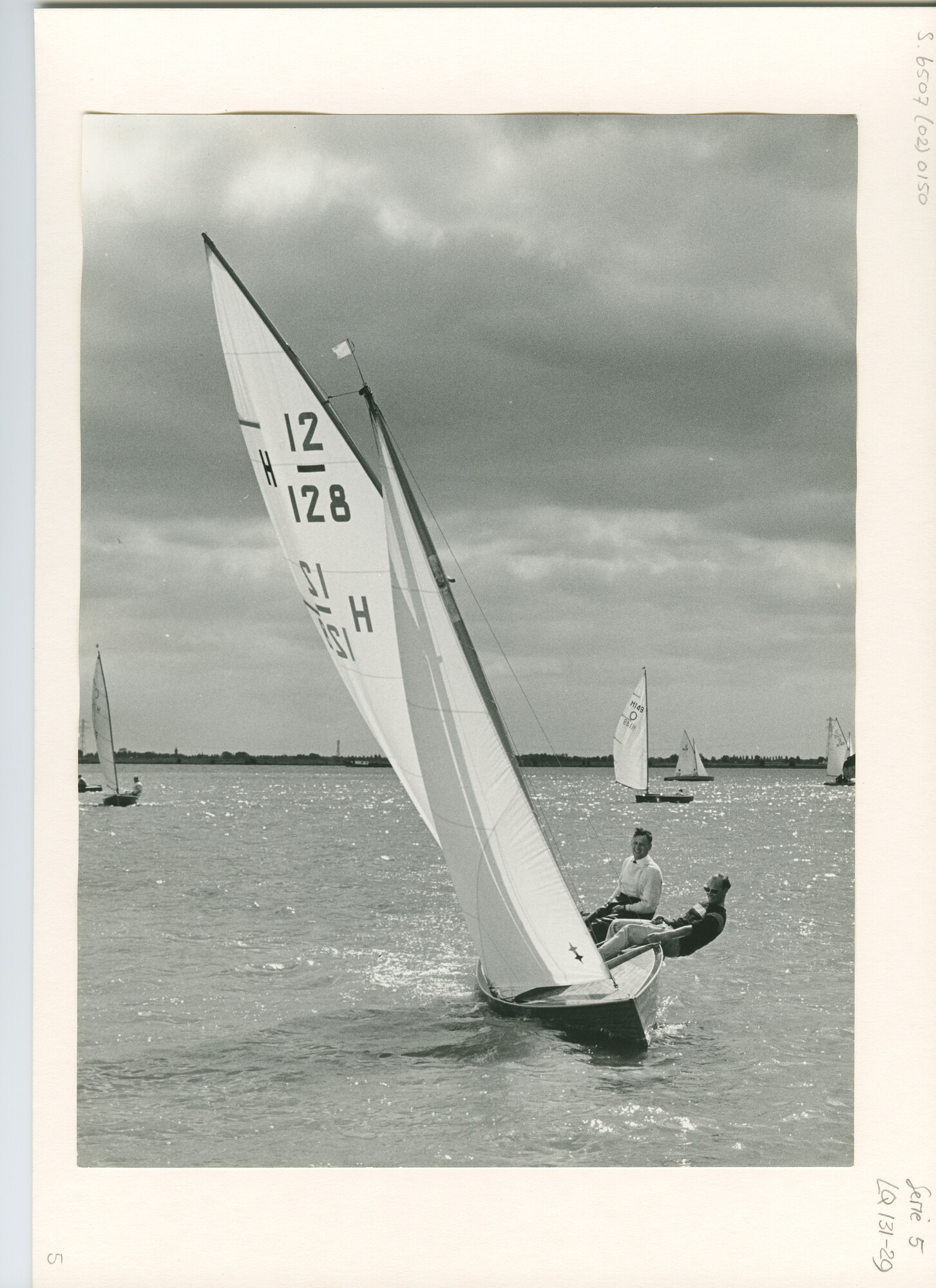 S.6507(02)0150.01; Zwart-wit foto van de 12m² klasse nummer 128 (Spotvogel, Guldemond) op het Buiten IJ in 1963;Fotos van de 12m² klasse op het Buiten IJ in 1963, waaronder nummers 33 (Hiphaan, Boschma), 128 (Spotvogel, Guldemond), 155 en Pollux II; foto