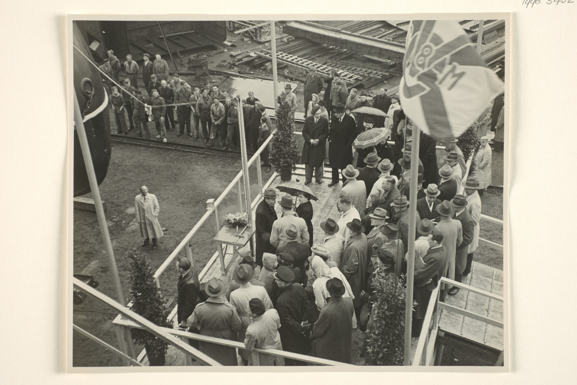 1996.3432; Foto's van de tewaterlating van de ijsbreker ms. 'Walvis' eigendom van Vereniging Algemeene Scheepvaart Belangen te Amsterdam bij scheepswerf Verschure & Co; fotoreportage