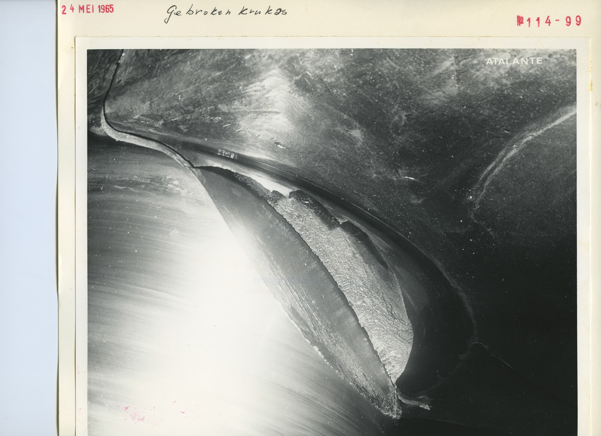 S.5444(4434)06; Foto van schade aan een gebroken krukas van de hoofdmotor van de Atalante; foto