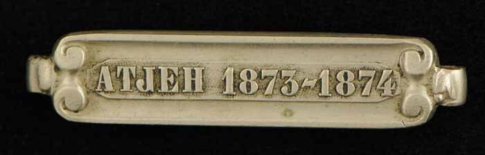 S.1277(11)10 ; Losse gesp met opschrift "Atjeh 1873 - 1874"; onderscheiding