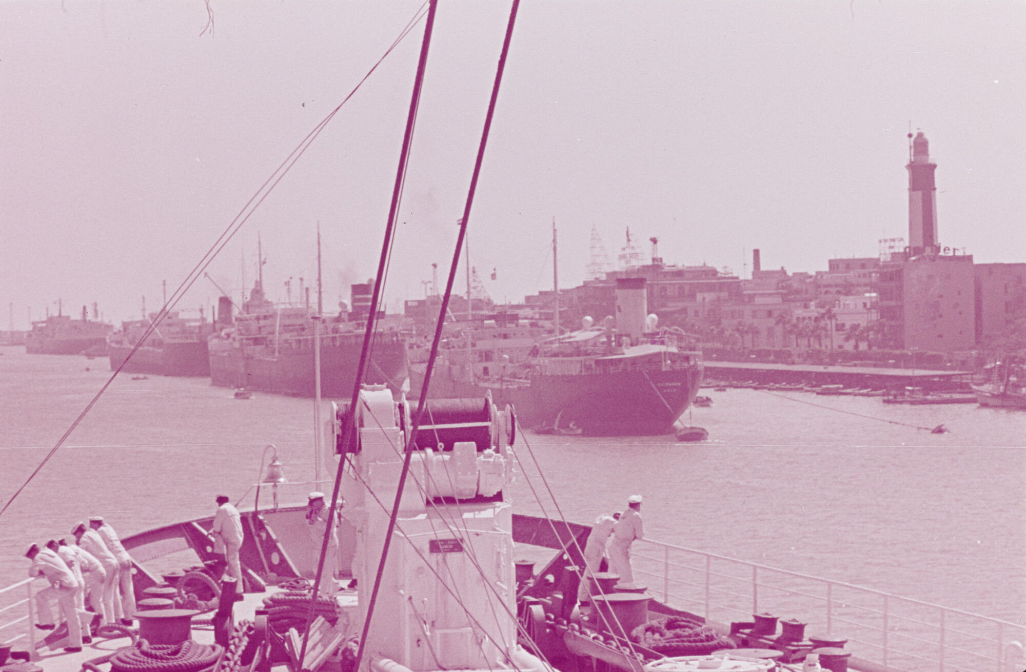 2015.0301; Dia van ms. Oranje in de haven van Port Said; diapositief