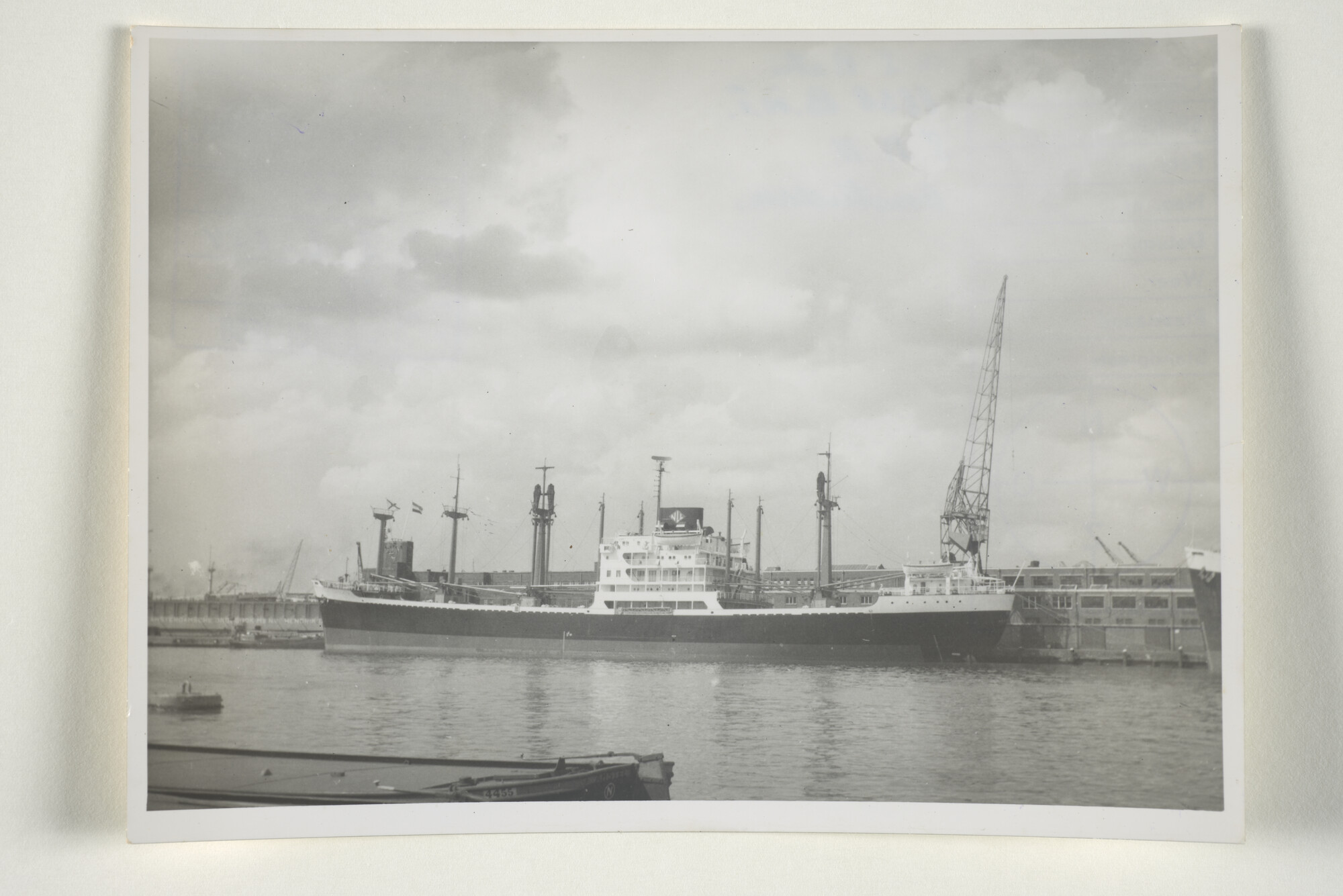 1999.3842; Het vrachtschip ms. 'Batu' van de SMN; foto