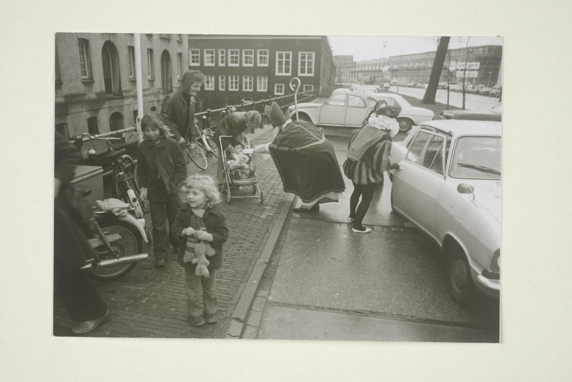 2000.2688; Aankomst van Sinterklaas bij de hoofdingang van het Scheepvaartmuseum [...]; foto