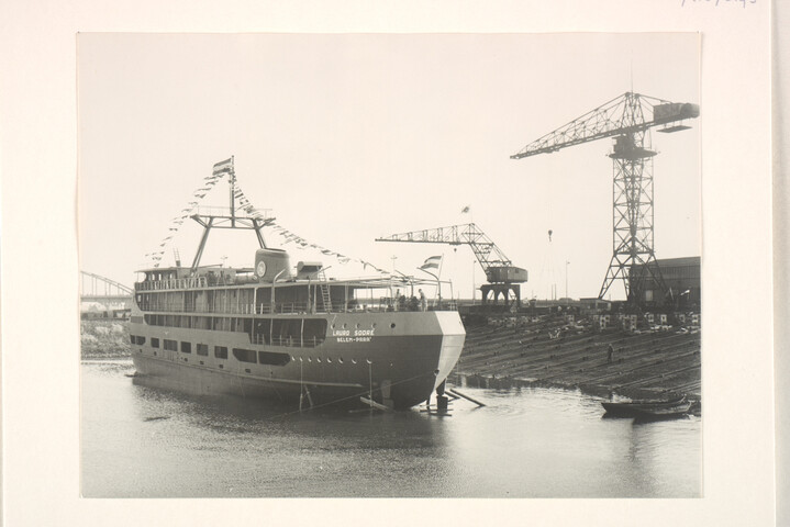 S.5219(12)0143; Foto's van de doop en de tewaterlating van het vracht- en passagiersschip ms. 'Lauro Sodré' vanaf de dwarshelling van de ASM; fotoreportage