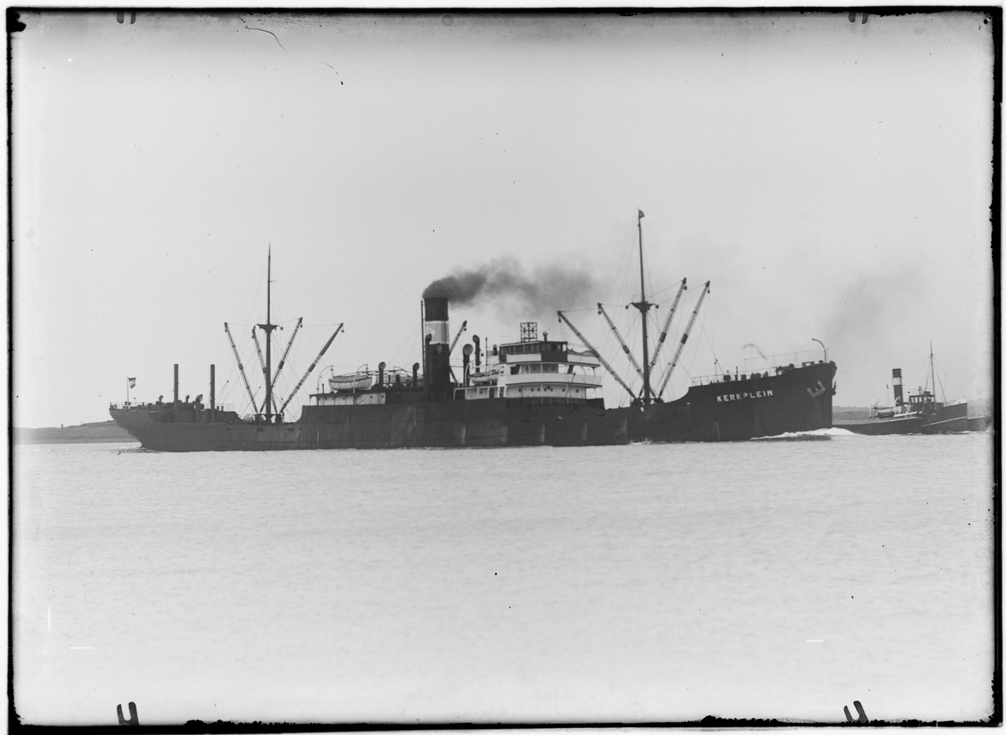 2018.1336; Glasnegatief van het vrachtschip Kerkplein (Nederlands, 1929); glasnegatief