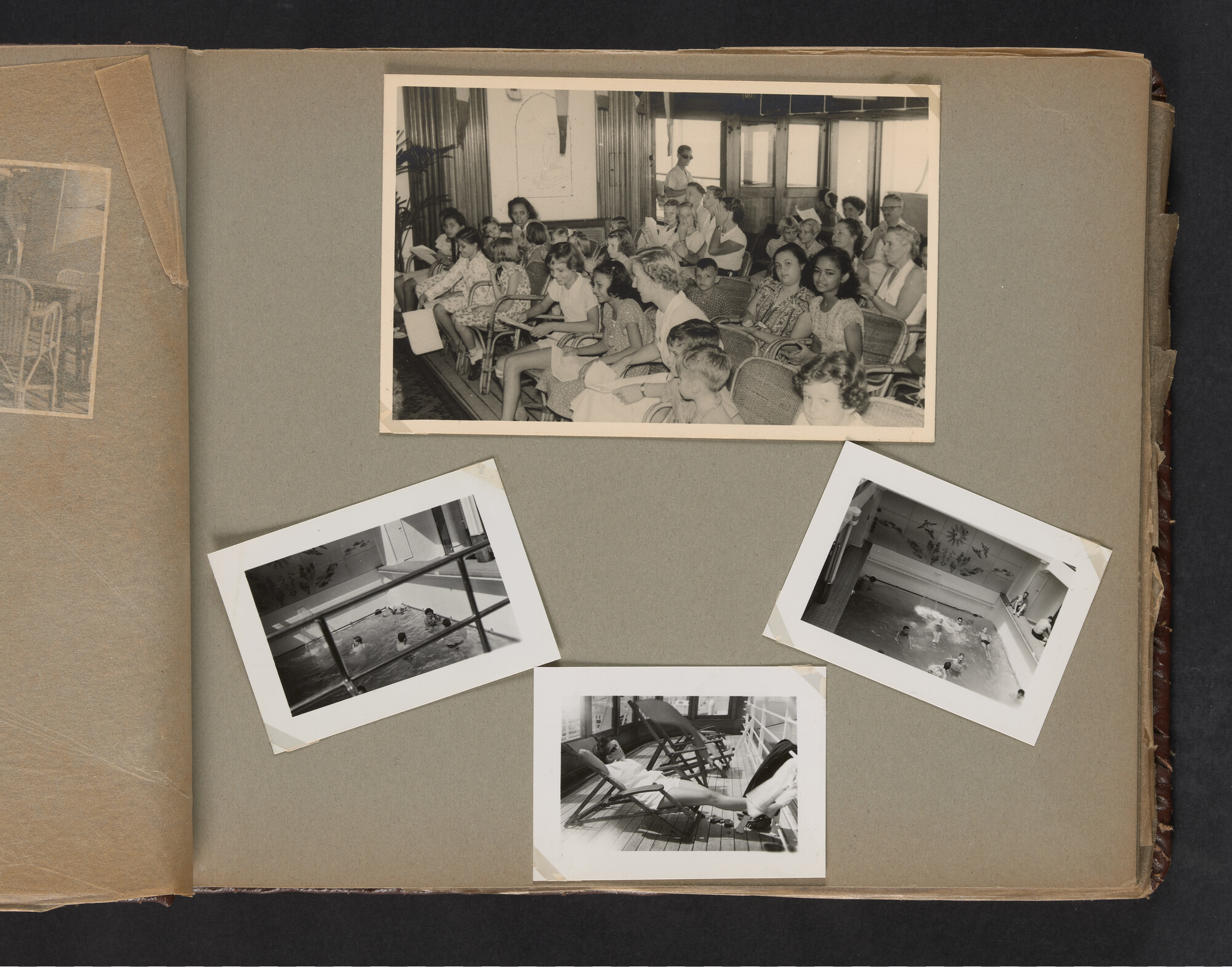 2019.0671; Fotoalbum van het echtpaar Jan van der Meer Mohr en Johanna van der Meer Mohr-van Ruler van hun reis op ms. Oranje van Tandjong Priok naar Amsterdam tussen 18 december 1953 en 7 januari 1954; fotoalbum