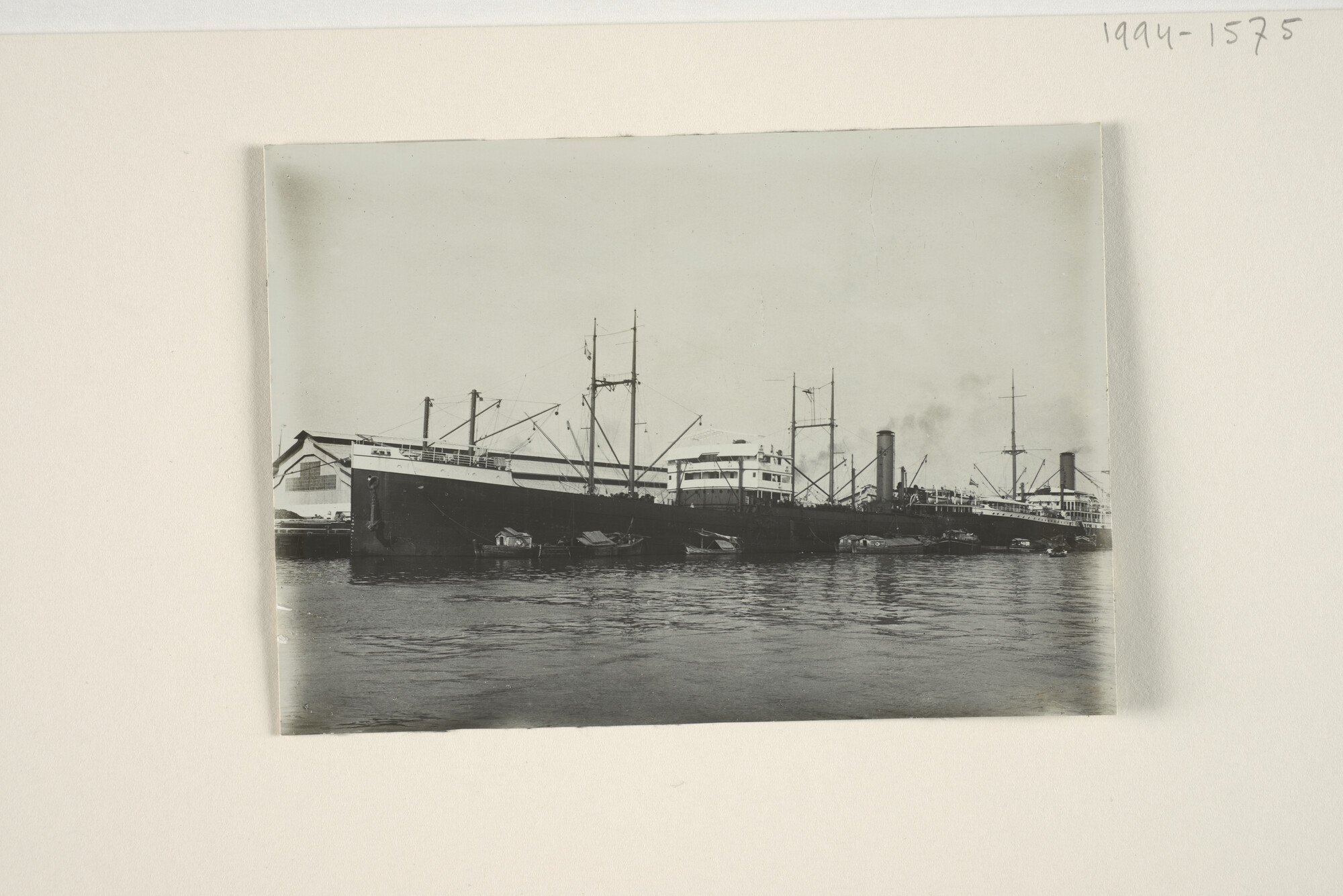 1994.1575; Het vrachtschip ss. 'Ombilin' afgemeerd aan de kade van Makassar; foto
