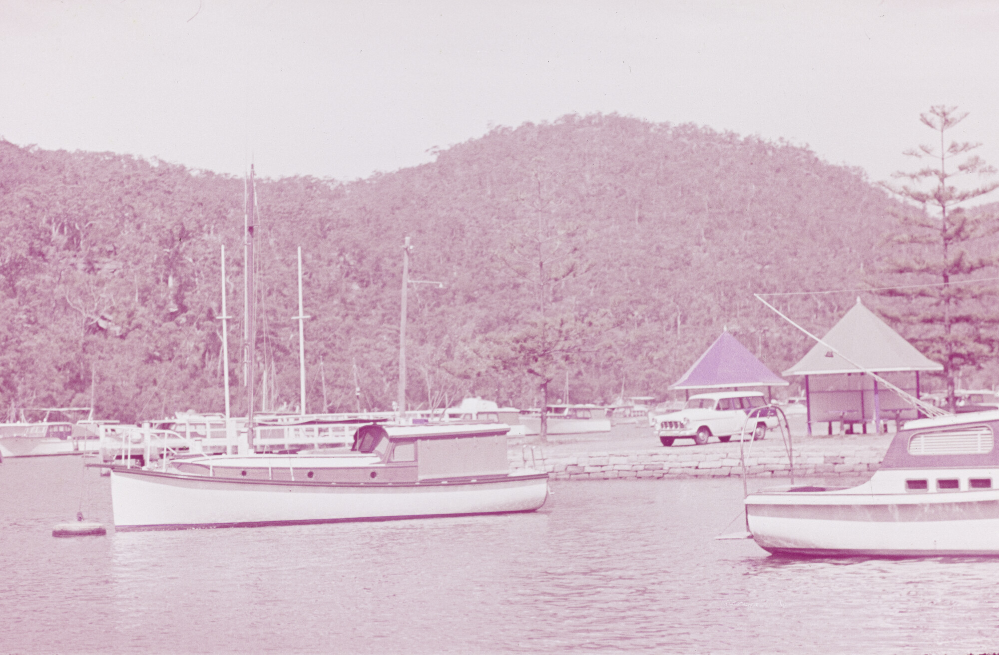 2015.1036; Dia van de jachthaven bij de Blue Mountains; diapositief