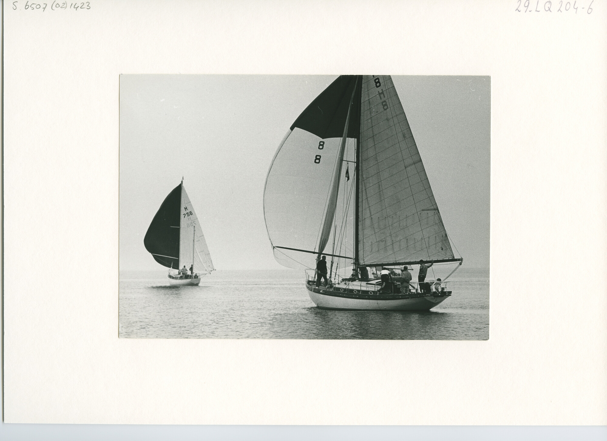 S.6507(02)1423.01; Zwart-wit foto van een wedstrijd voor RORC-klassen voor Den Helder, georganiseerd door de KMJC; foto