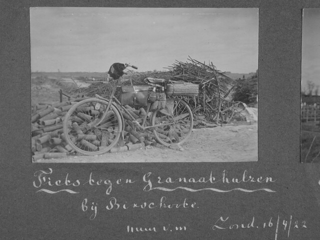 S.6156(06)b; Fotoalbum b) uit een serie van veertien uit de Collectie Job over zijn reizen als assistent-machinist met de 'Maasstroom' en 'IJstroom' [...]; fotoalbum
