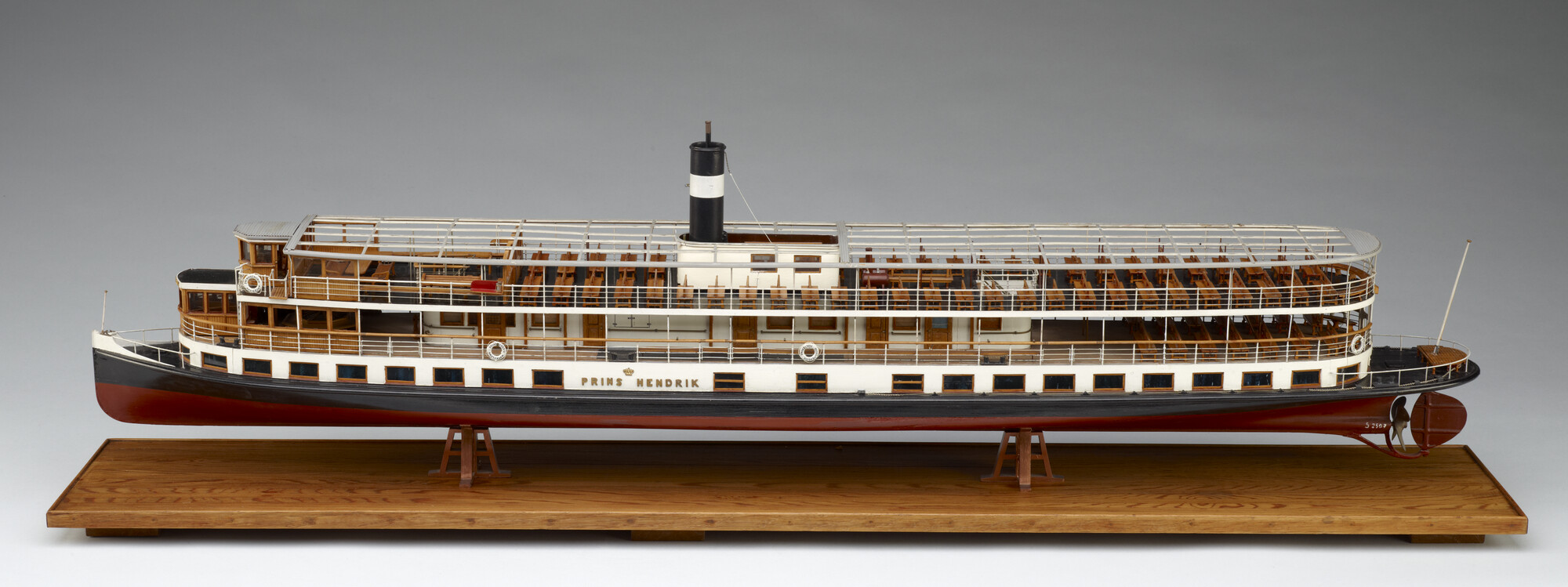 S.2597; Model van het passagiersschip ss. Prins Hendrik; scheepsmodel