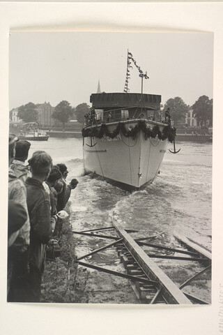 S.5219(12)0128; Foto's van de tewaterlating van kustmijnenveger Hr.Ms. Rhenen; fotoreportage