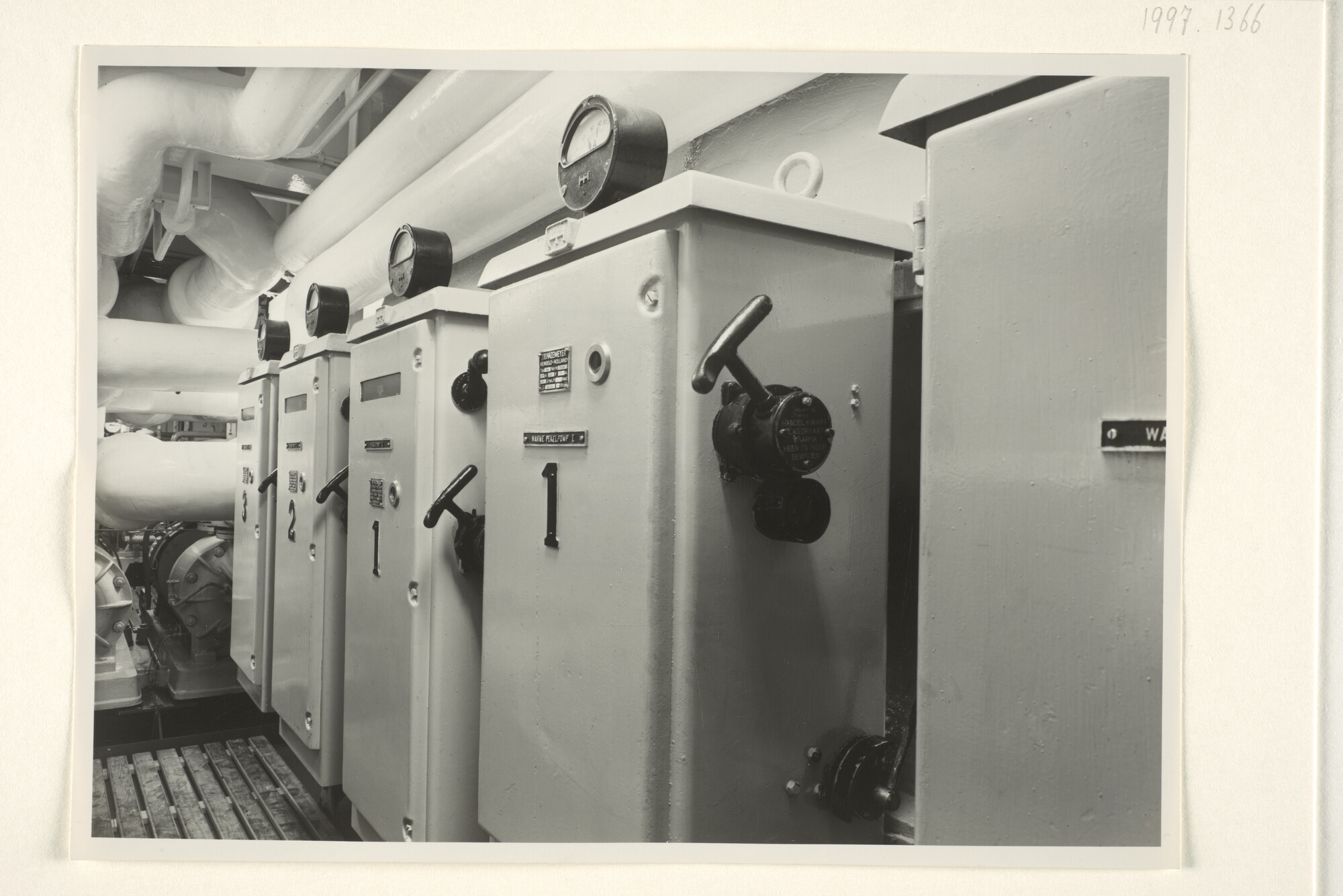 1997.1366; Foto's van de machinekamer van het vrachtschip ms. Straat Banka van de KJCPL; fotoreportage