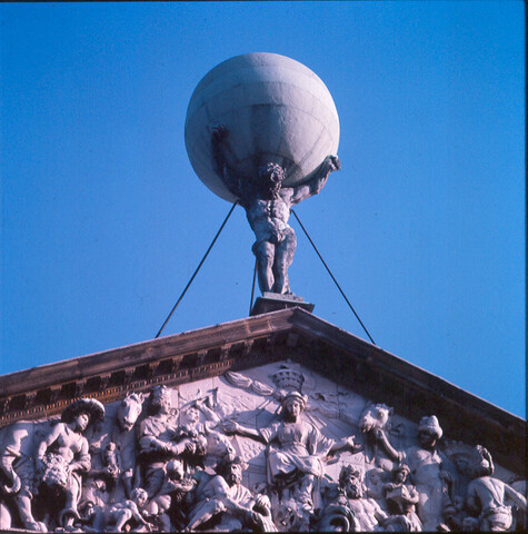 S.9100(8078); Dia (detail) Atlas op Paleis op de Dam, vanuit raadhuisstraat gezien; diapositief