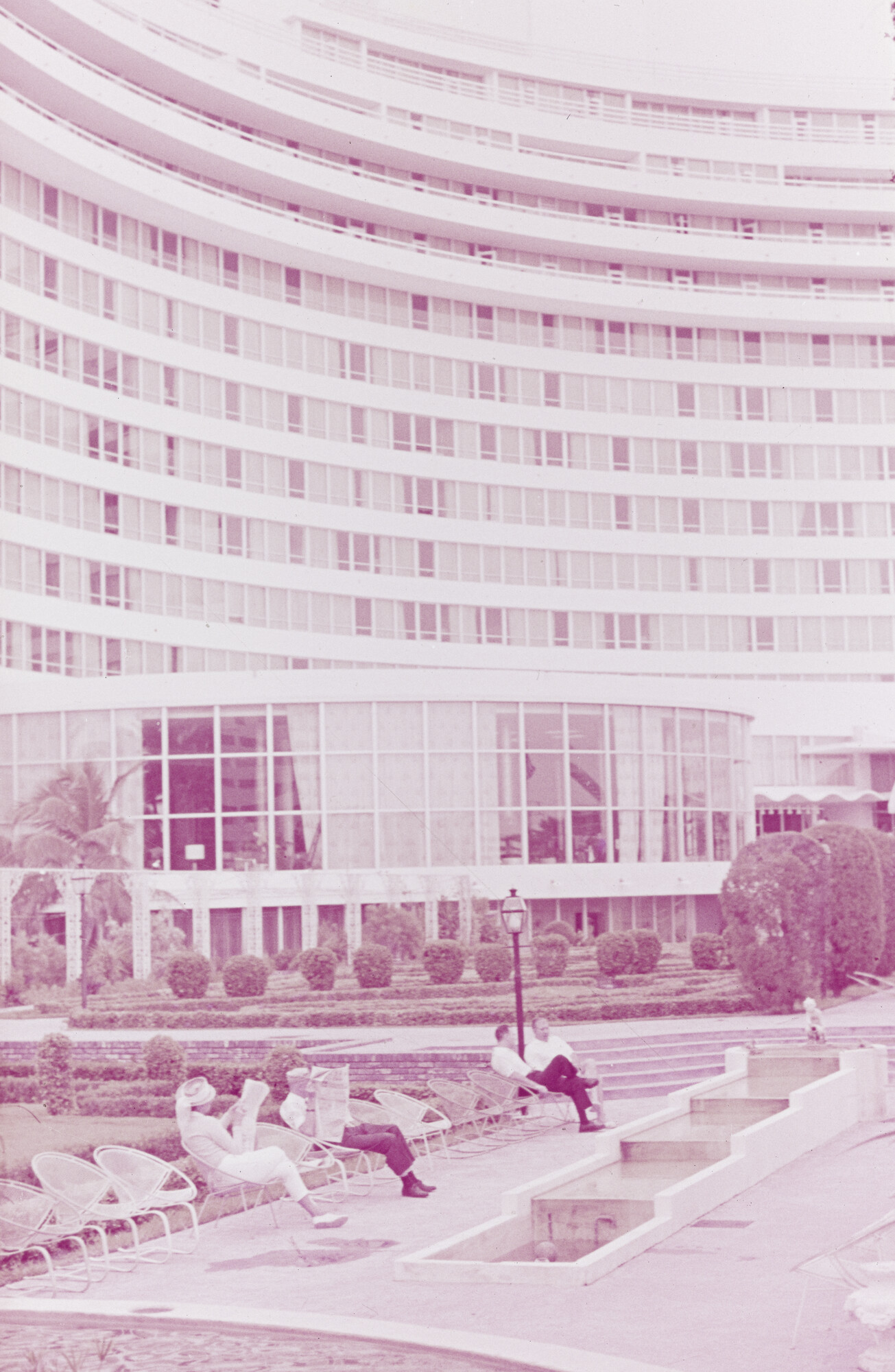 2015.0715; Dia van hotelgasten bij de ingang van een onbekend hotel in Miami; diapositief