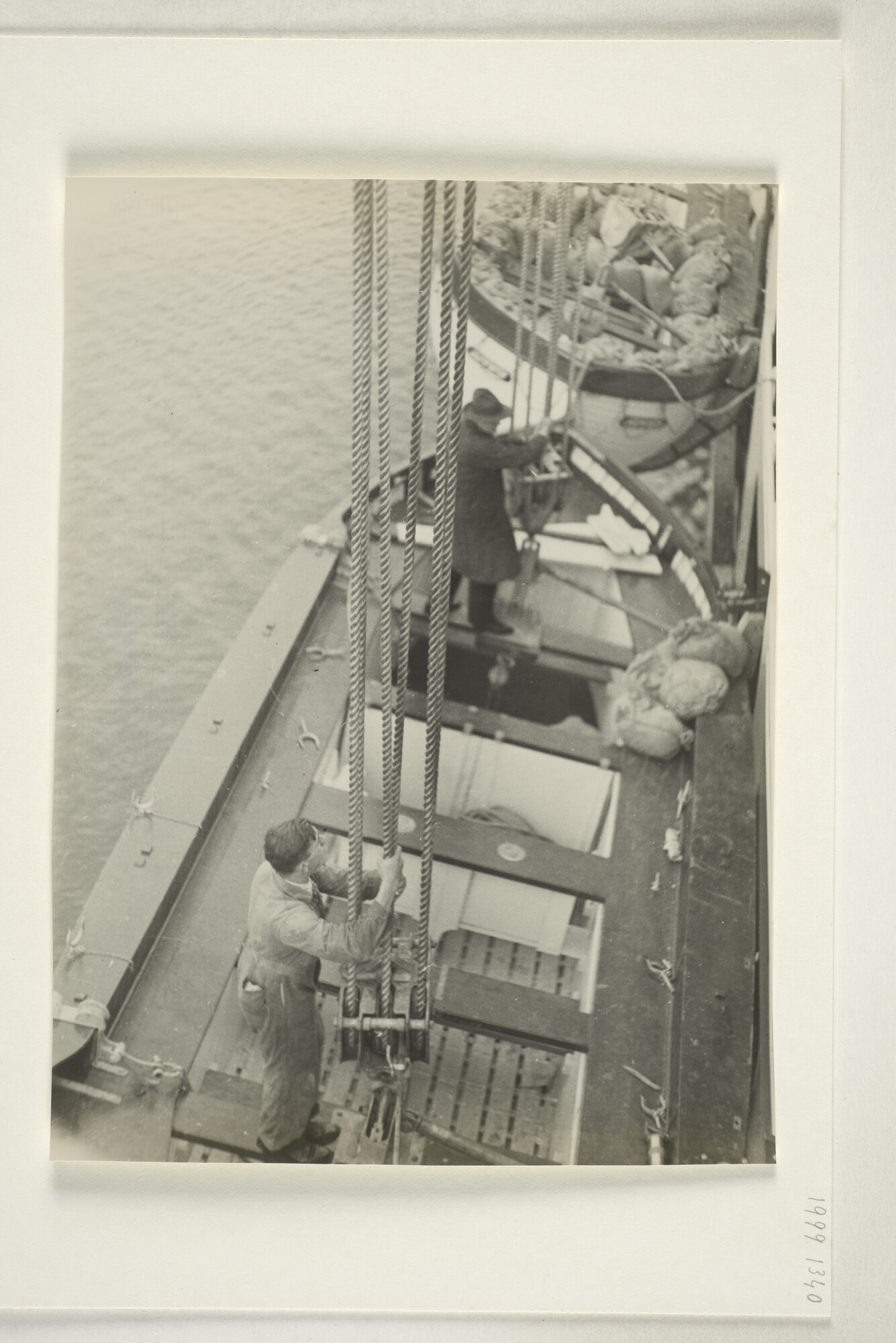 1999.1340; Mannen zijn bezig in de sloep met de voorbereiding voor de proefnemingen met [...]; foto