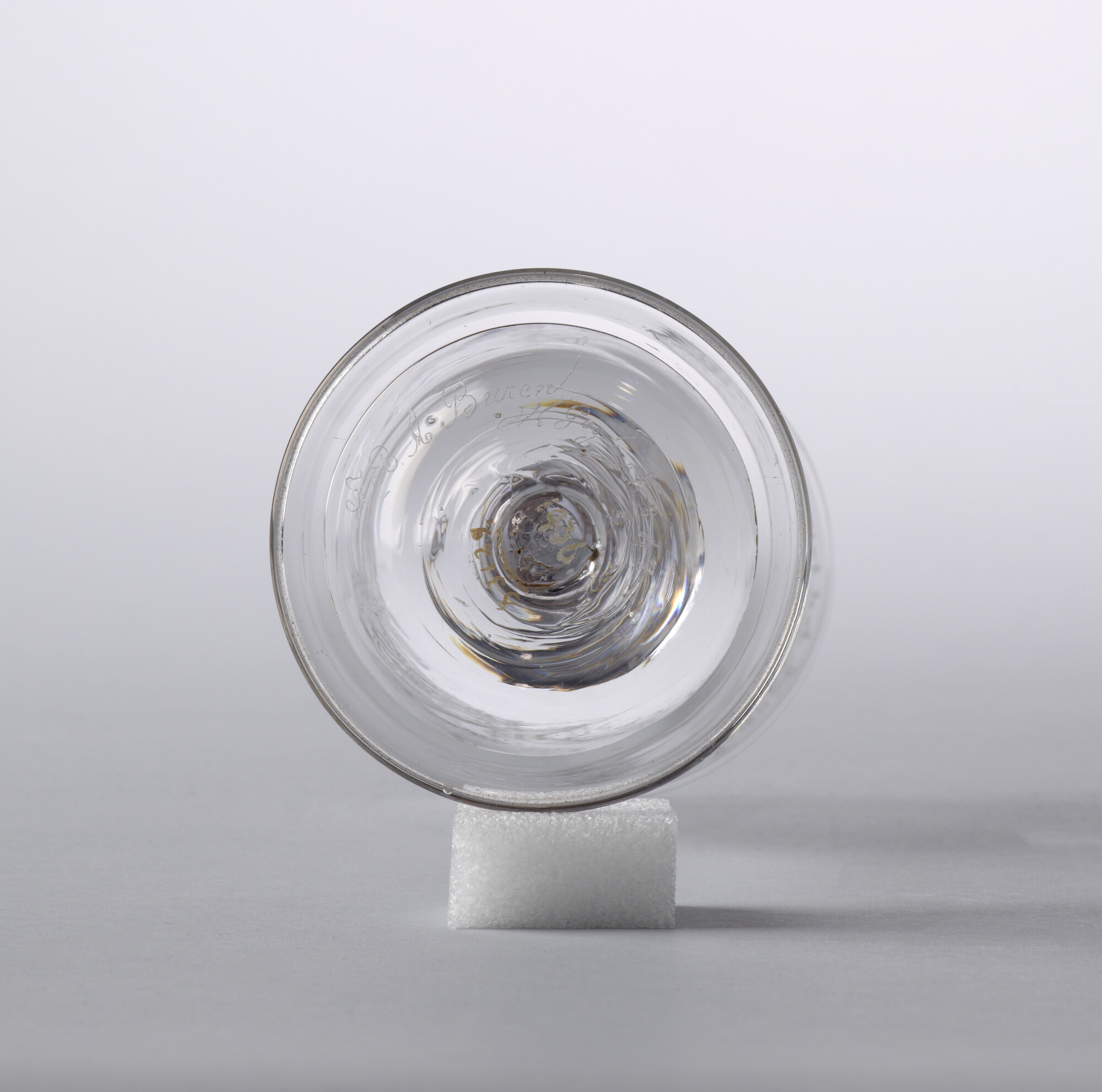 S.3129; Kelkglas met een diamantgravure van het kopjacht Apollo; drinkglas