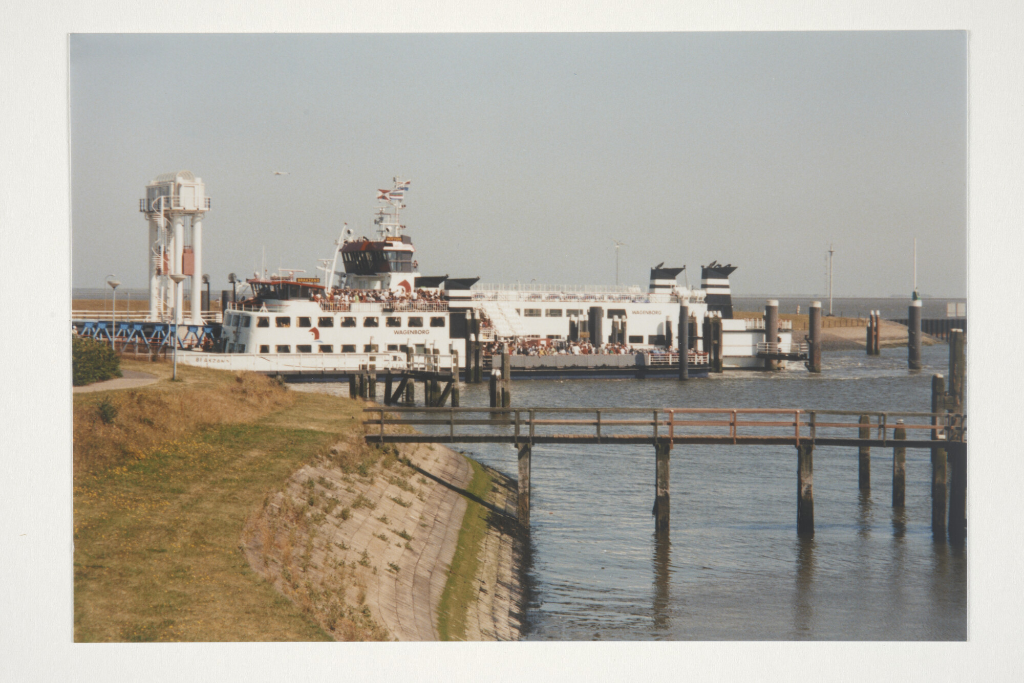2000.0822; Kleurenfoto van de veerboot Brakzand (ex- Prins Willem IV) van Wagenborgs Passagiersdiensten NV; foto
