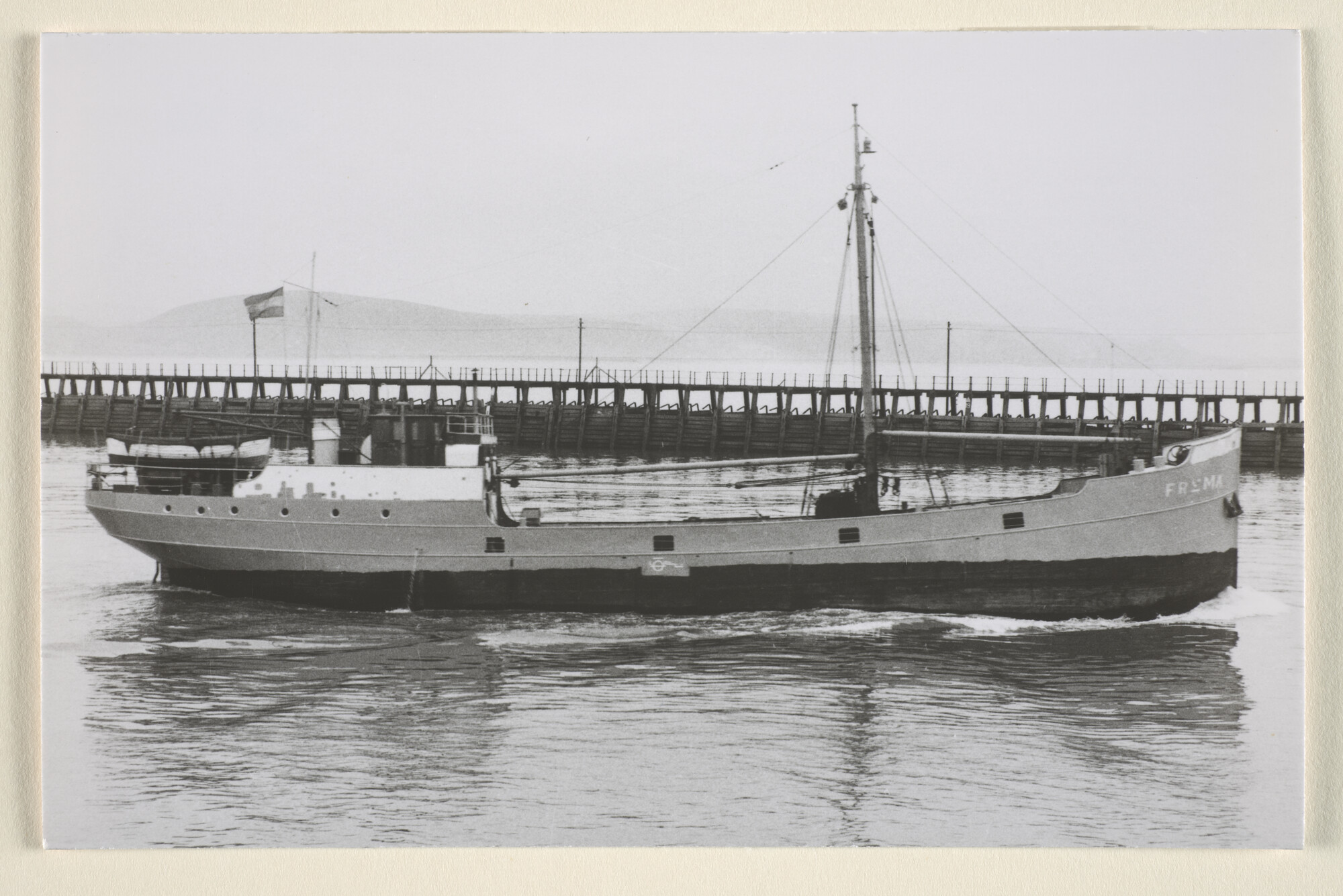 1996.2110; De coaster ms. Frema van F. de Jong te Groningen vertrekt (vermoedelijk) [...]; foto
