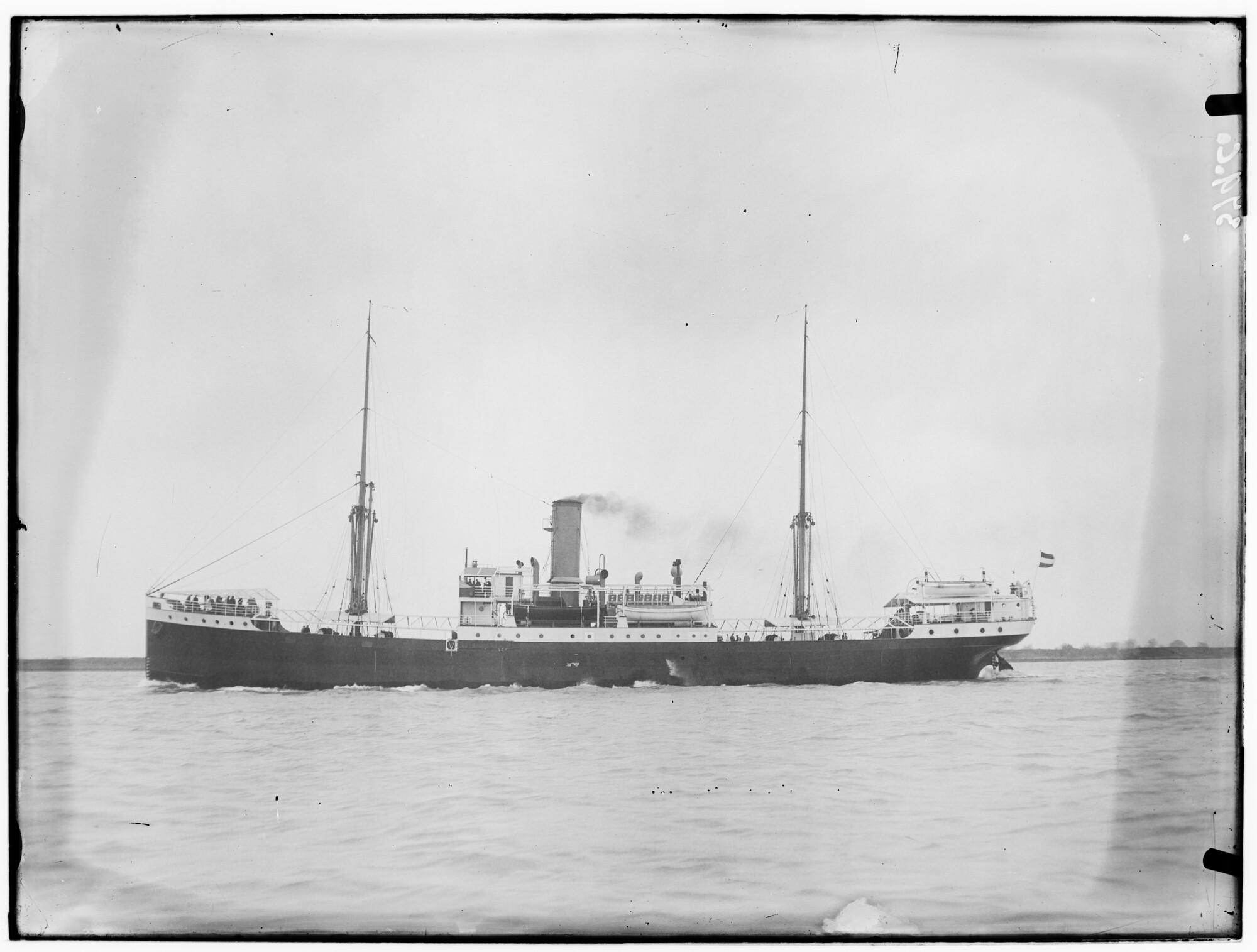2018.1625; Glasnegatief van het vrachtschip Sinabang (Nederlands, 1927); glasnegatief