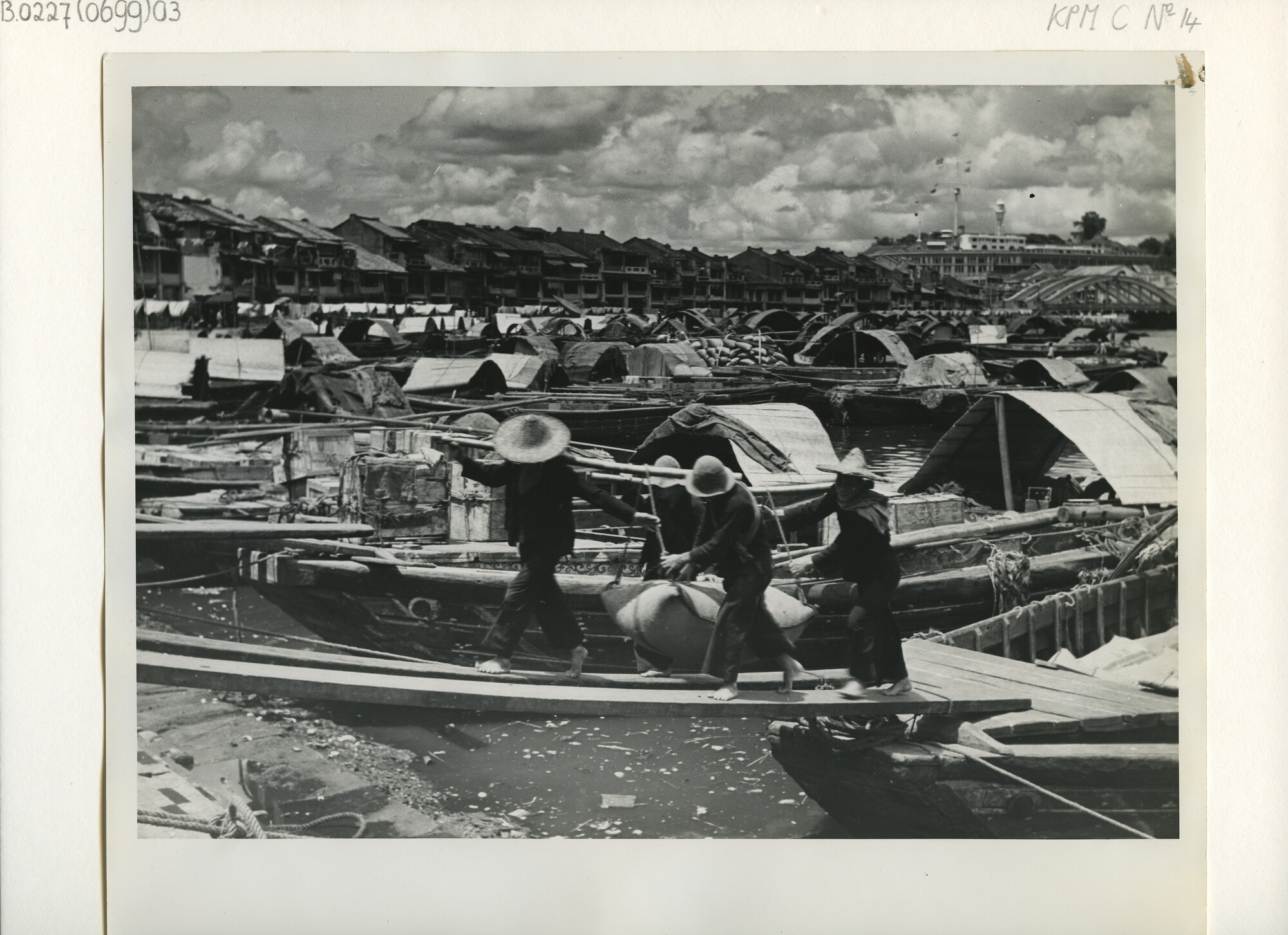 B.0227(0699)03; Foto van de haven van Singapore: gezicht op de haven en het lossen van de houten lichters; foto